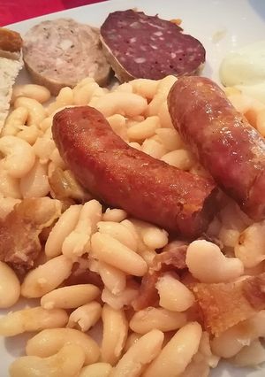 Una foto de Judías blancas con cansalada y botifarras variadas