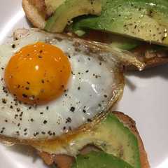 Foto di ¡Avosalmuovo, bruschetta avocado, uovo e salmone