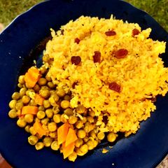 A picture of Turmeric rice with raisins.