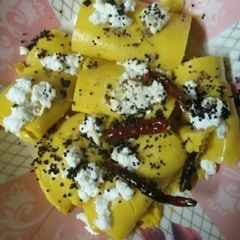 A picture of Khandvi.