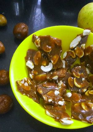 A picture of Kaju badam ki chikki.