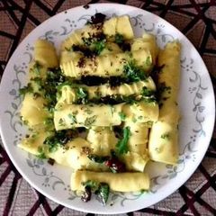 A picture of Khandvi.
