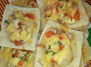 Фото Мини пиццы с ананасом и курицей.