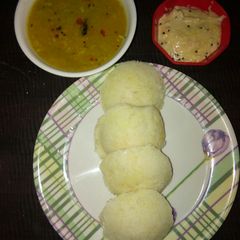 A picture of Suji ki idli sambhar and coconut chutni.