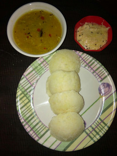 A picture of Suji ki idli sambhar and coconut chutni.