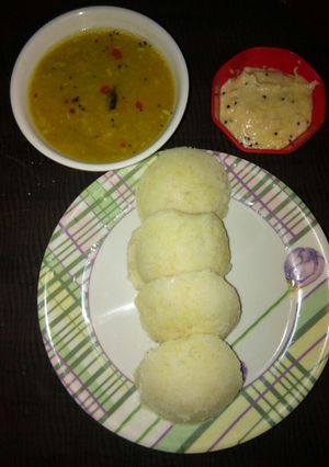 A picture of Suji ki idli sambhar and coconut chutni.