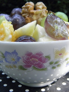 Una foto de Ensalada de queso y frutas
