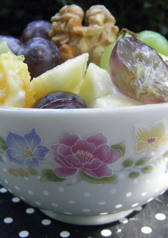Una foto de Ensalada de queso y frutas