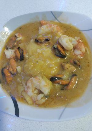 Una foto de Merluza con salsa de fumé gambón y mejillones