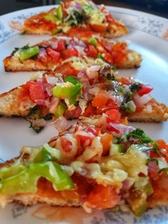 टोस्ट पिज़्ज़ा (toast pizza recipe in Hindi) रेसिपी मुख्य फोटो