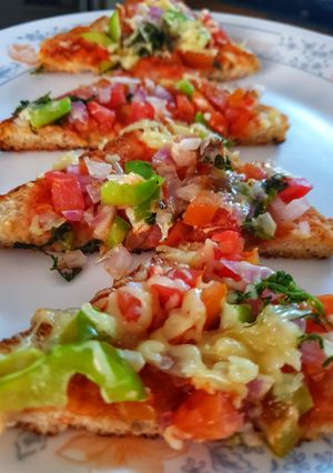 टोस्ट पिज़्ज़ा (toast pizza recipe in Hindi) रेसिपी मुख्य फोटो