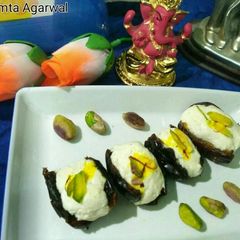 A picture of Khajoor chena mithai.