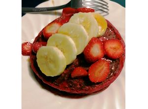Una foto de Hot cakes de plátano y betabel