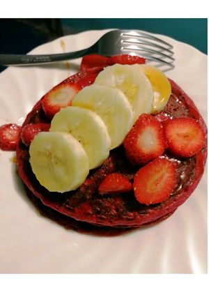 Una foto de Hot cakes de plátano y betabel