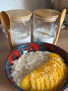 Une photo de Riz gluant vegan coco mangue - Mango sticky rice