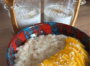 Une photo de Riz gluant vegan coco mangue - Mango sticky rice