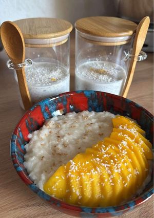 Une photo de Riz gluant vegan coco mangue - Mango sticky rice