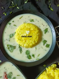 गुजराती कढ़ी खिचड़ी (Gujarati kadhi khichdi recipe in Hindi) रेसिपी मुख्य फोटो