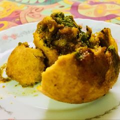 A picture of Aloo vada.