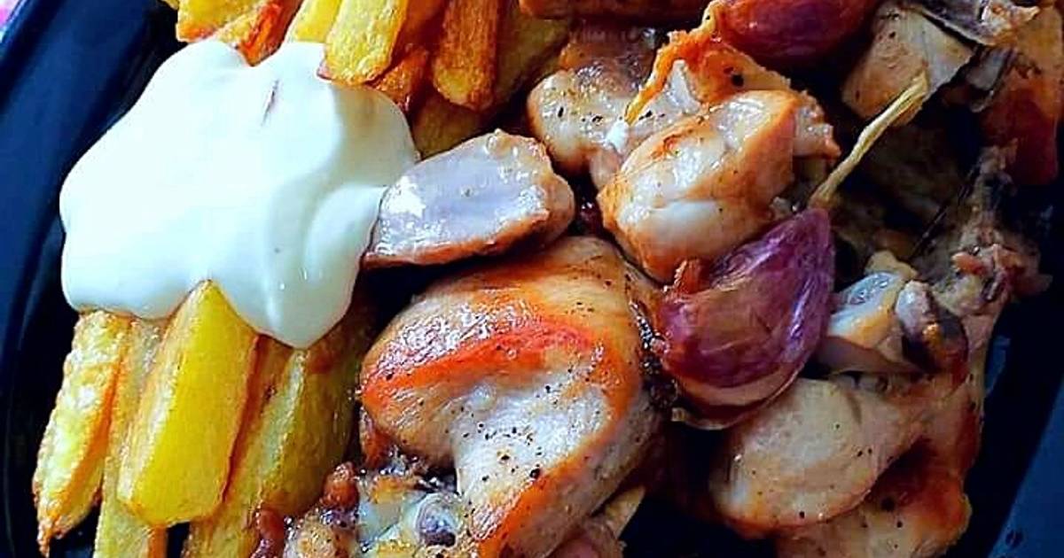 Pollo confitado al ajillo con palos de patatas fritas y mayonesa Receta de  Alexis Urrutia- Cookpad