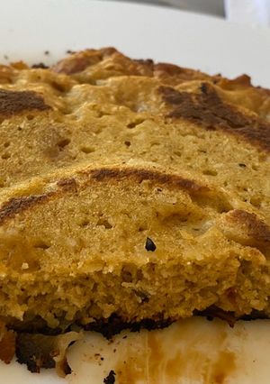 Una foto de Wafle saludable de avena, coco, almendras y pera invertida!!!