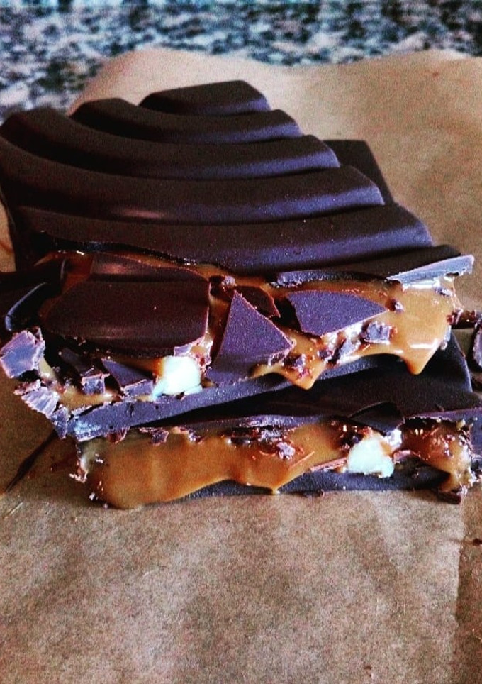 Una foto de Tableta de chocolate con relleno de dulce de leche al amaretto