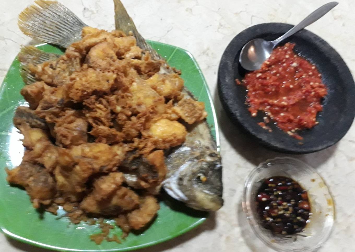 Gurami goreng telur asin & sambal mentah / sambal kecap