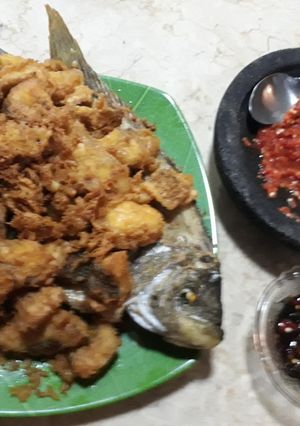 Foto resep Gurami goreng telur asin & sambal mentah / sambal kecap