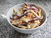 Una foto de ensalada rapida de col morada