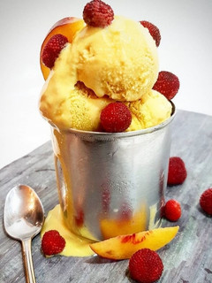 Una foto de Helado cremoso de nectarina con yogurt natural