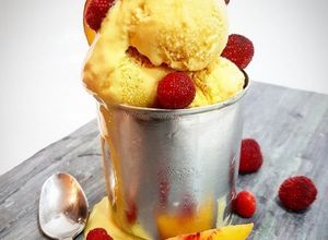 Una foto de Helado cremoso de nectarina con yogurt natural