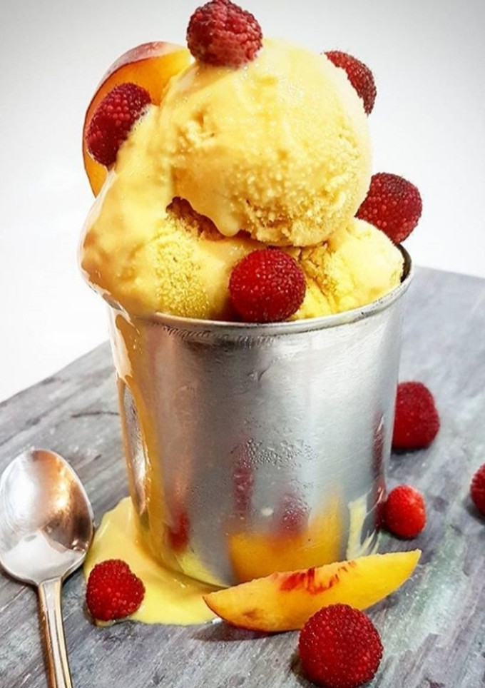 Una foto de Helado cremoso de nectarina con yogurt natural