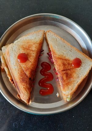 A picture of Beetroot veggie sandwich.