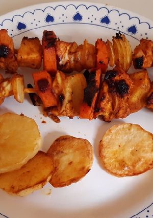 Una foto de Brochetes de pechugas de pollo con papas españolas