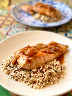 Una foto de Salmón con salsa de nísperos