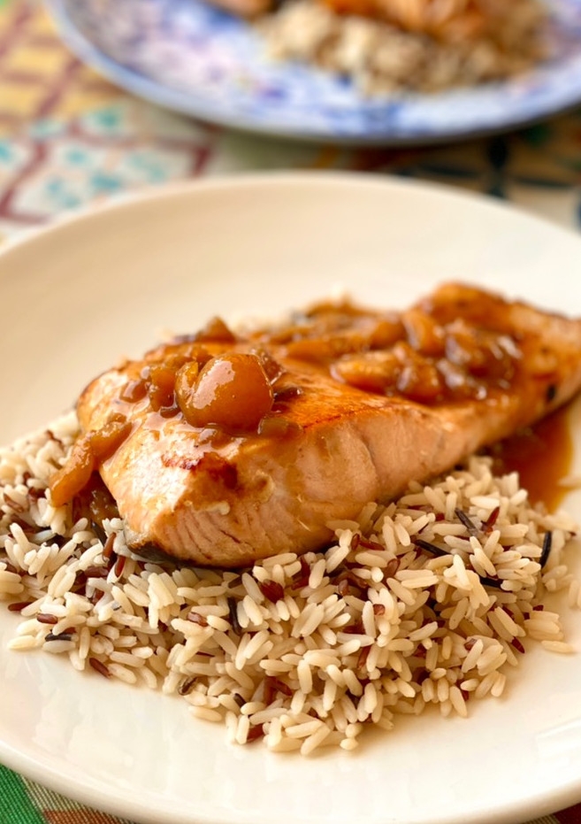 Una foto de Salmón con salsa de nísperos