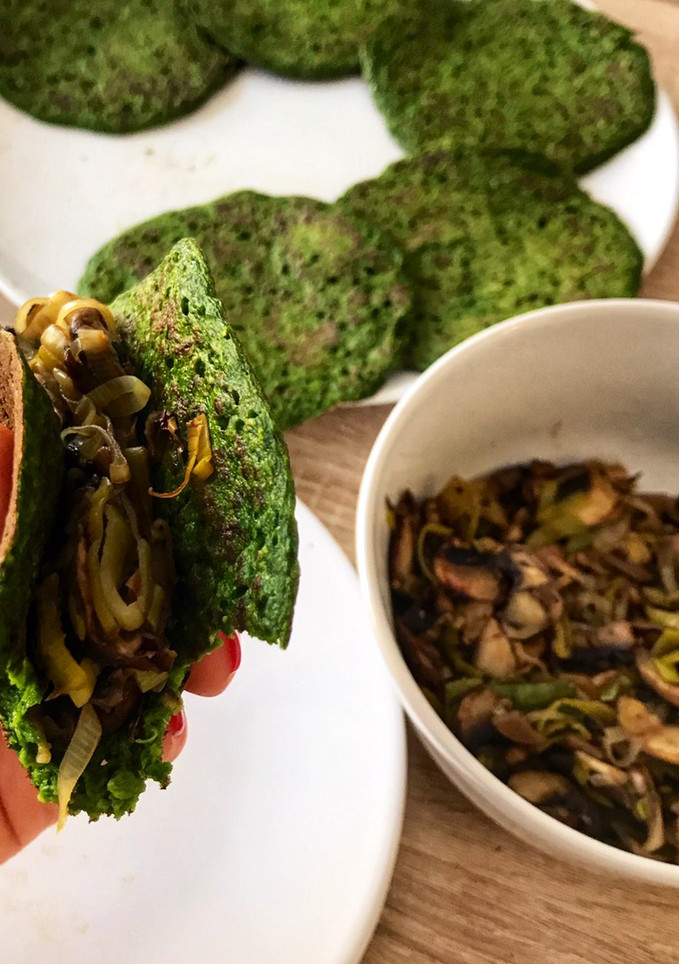 Una foto de Tacos de espinacas con puerro y champiñones