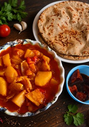 आलू प्याज टमाटर की सब्जी + बाजरे की रोटी रेसिपी मुख्य फोटो