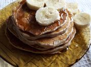 Una foto de pancakes sin huevo con banana