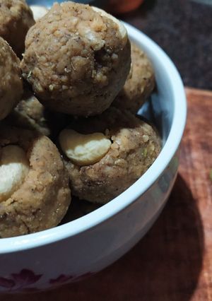 पौष्टिक लाडू (paushtik ladoo recipe in marathi) रेसिपी चे मुख्य फोटो 