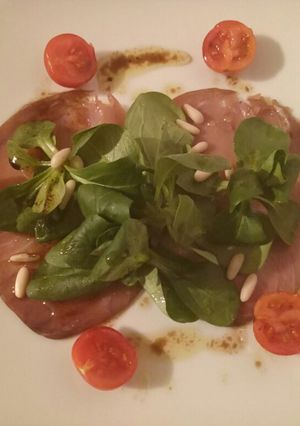 A picture of Smoked tuna carpaccio salad.