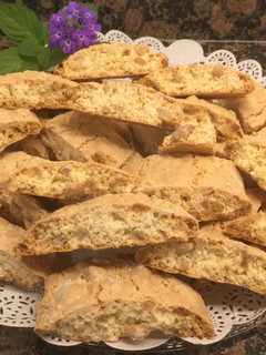 Una foto de Galletas crujientes de almendras (Cantuccini)