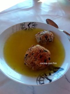 Una foto de Cocido con garbanzos y pelotas a la leña