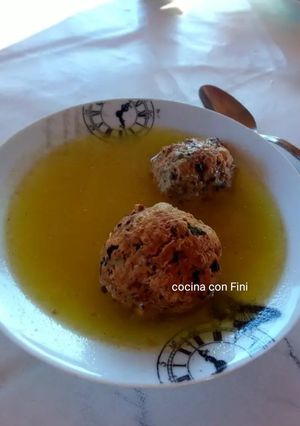 Una foto de Cocido con garbanzos y pelotas a la leña