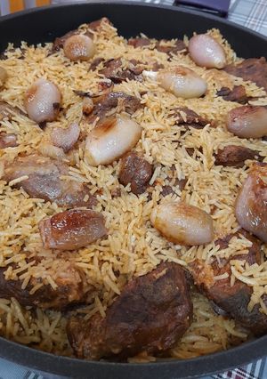 صورة لوصفة كبسة اللحم مع البصل المكرمل