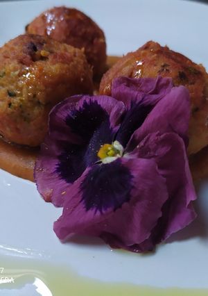 Foto di Polpettine di merluzzo su crema di patate e pomodorini secchi