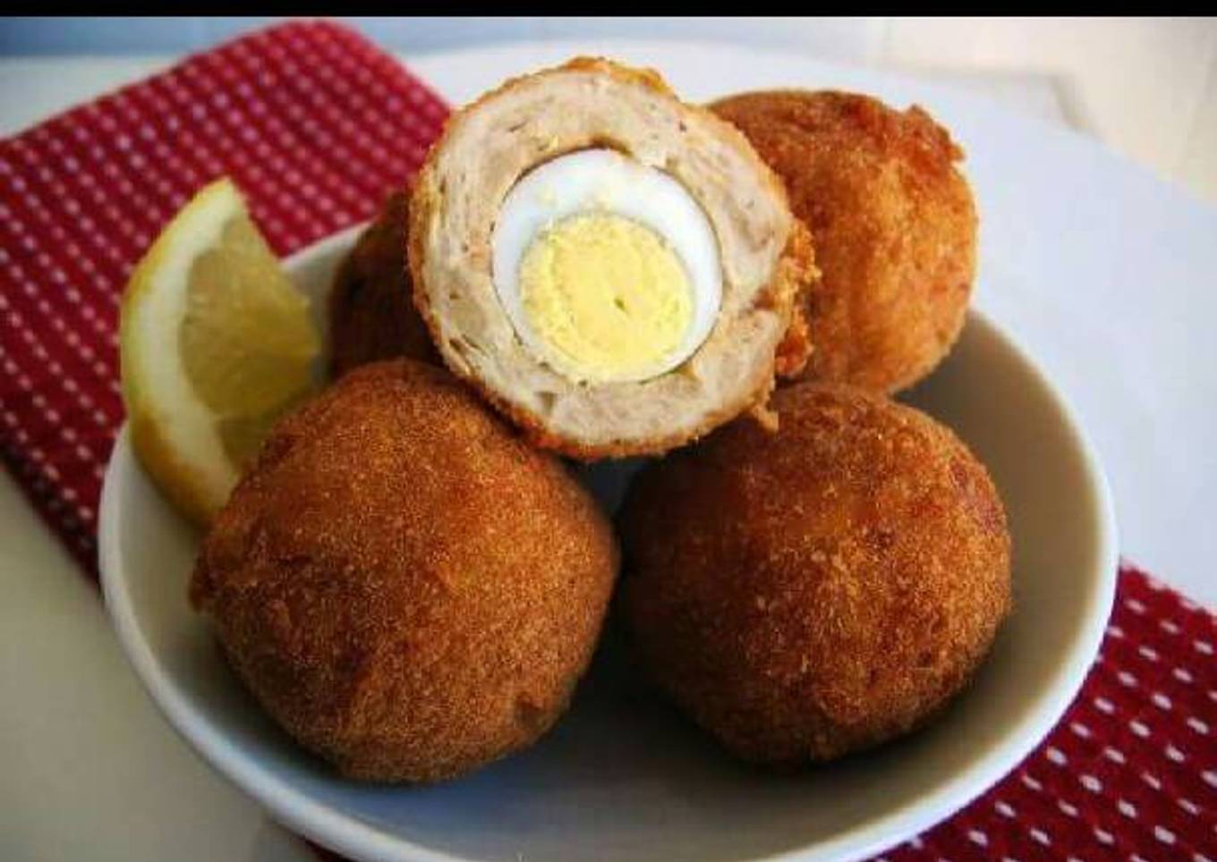 Huevos de codorniz a la costra de pollo