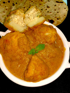 ஸ்டப்டு பன்னீர் தம் ஆலு (Stuffed paneer thum aloo recipe in tamil) செய்முறை முக்கிய புகைப்படம்