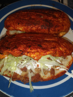 Una foto de Torta de papas con longaniza estilo (pambazo)