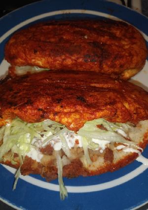 Una foto de Torta de papas con longaniza estilo (pambazo)